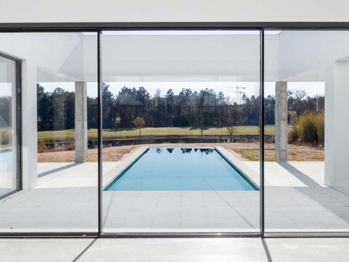 Apportez de la lumière naturelle et de l’élégance à votre espace avec nos verrières d'intérieur et d'extérieur sur mesure